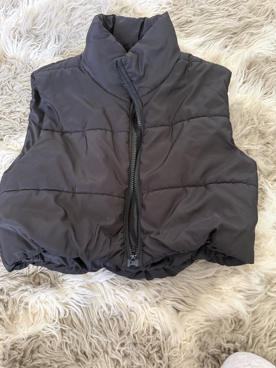 SHEIN Tops - Cropped Puffer Vest in black
